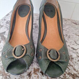 FRYE Women's Maya Green Leather Peep Toe Pumps Heels Wedge Size 8.5M